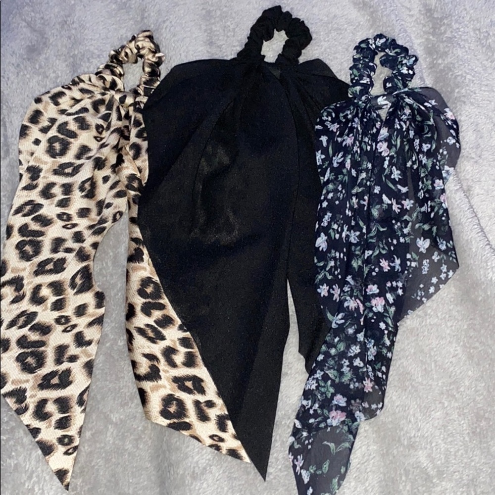 Hair ties , never worn but very stylish !